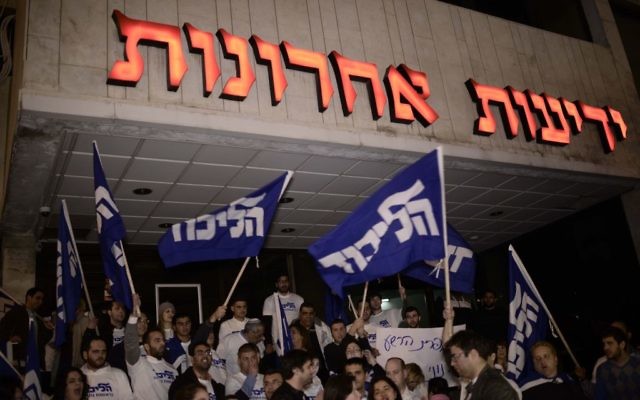 Des membres des Jeunes du Likud manifestent devant les bureaux du quotidien Yedioth Ahronoth, à Tel Aviv, le 1er février 2015. (Crédit : Tomer Neuberg/Flash90) Des membres des Jeunes du Likud manifestent devant les bureaux du quotidien Yedioth Ahronoth, à Tel Aviv, le 1er février 2015. (Crédit : Tomer Neuberg/Flash90)