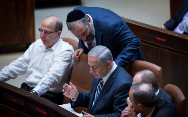 Le Premier ministre Benjamin Netanyahu avec le président du parti Shas, Aryeh Deri, à la Knesset, en mai 2015. (Crédit : Miriam Alster/Flash90) Le Premier ministre Benjamin Netanyahu avec le président du parti Shas, Aryeh Deri, à la Knesset, en mai 2015. (Crédit : Miriam Alster/Flash90)
