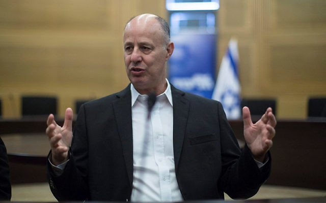 Tzachi Hanegbi, alors ministre de la Coopération régionale, en décembre 2015. (Crédit : Yonatan Sindel/Flash90) Tzachi Hanegbi, alors ministre de la Coopération régionale, en décembre 2015. (Crédit : Yonatan Sindel/Flash90)