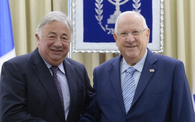 Le président Reuven Rivlin, à droite, et le président du Sénat français, Gérard Larcher, à la résidence présidentielle de Jérusalem, le 3 janvier 2017. (Crédit : Mark Neiman/GPO)