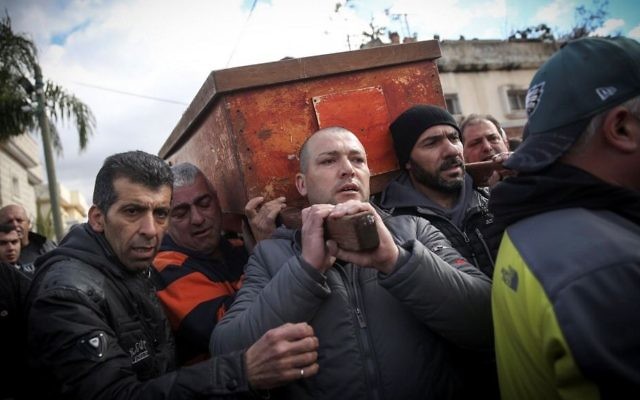 Des milliers de personnes ont assisté aux funérailles de Lian Zaher Nasser, 19 ans, dans son village natal de Tira, le 3 janvier 2016. Nasser est l'une des 39 personnes ayant été mortellement blessée lors d'une attaque terroriste à l'arme à feu commise dans une boîte de nuit d'Istanbul le soir du Nouvel An. (Crédit : Hadas Parush/Flash90)
