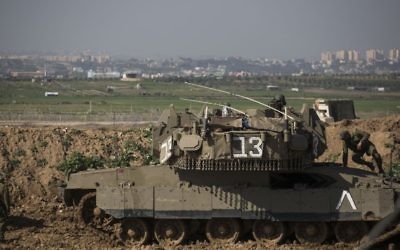 Soldats israéliens près de la frontière de la bande de Gaza, au niveau du kibboutz Nir-Am, dans le sud d'Israël, le 13 janvier 2016. Illustration. (Crédit :Hadas Parush/Flash90)