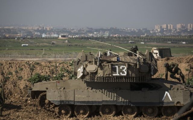 Soldats israéliens près de la frontière de la bande de Gaza, au niveau du kibboutz Nir-Am, dans le sud d'Israël, le 13 janvier 2016. Illustration. (Crédit :Hadas Parush/Flash90)