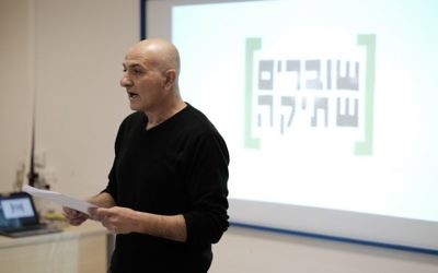 Le proviseur du lycée Alterman de Tel Aviv pendant une présentation de Breaking the Silence, le 18 décembre 2016. (Crédit : Tomer Neuberg/Flash90) Le proviseur du lycée Alterman de Tel Aviv pendant une présentation de Breaking the Silence, le 18 décembre 2016. (Crédit : Tomer Neuberg/Flash90)