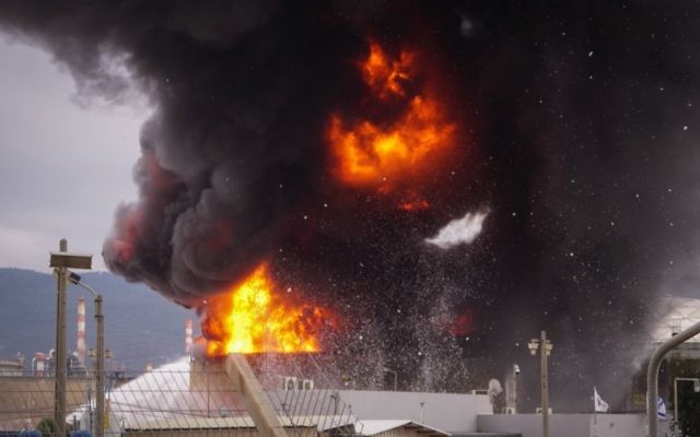 Un incendie qui a éclaté dans une raffinerie de pétrole de Haïfa, le 25 décembre 2016. (Crédit : Meir Vaaknin/Flash90) Un incendie qui a éclaté dans une raffinerie de pétrole de Haïfa, le 25 décembre 2016. (Crédit : Meir Vaaknin/Flash90)