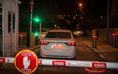 La police arrive à l'entrée de la résidence du Premier ministre pour interroger Benjamin Netanyahu sur des soupçons de corruption, à Jérusalem, le 2 janvier 2017. (Crédit : Hadas Parush/Flash90)