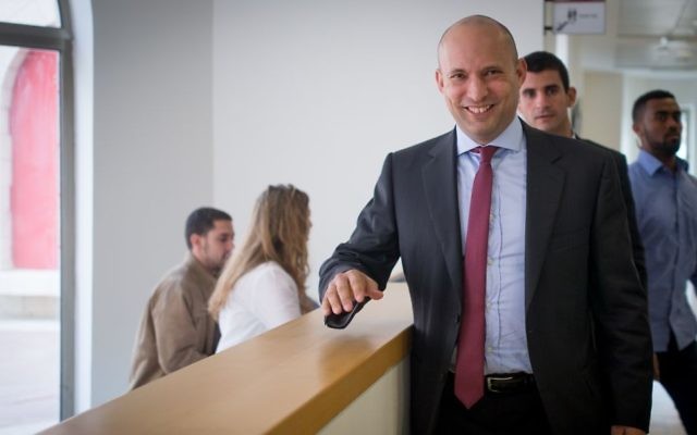 Le ministre de l'Education Naftali Bennett avant une réunion extraordinaire de son parti HaBayit HaYehudi dans l'implantation de Maale Adumim, en Cisjordanie, le 2 janvier 2017. (Crédit : Yonatan Sindel/Flash90) Le ministre de l'Education Naftali Bennett avant une réunion extraordinaire de son parti HaBayit HaYehudi dans l'implantation de Maale Adumim, en Cisjordanie, le 2 janvier 2017. (Crédit : Yonatan Sindel/Flash90)