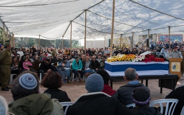 Des centaines de personnes ont assisté aux funérailles du major Hagai Ben Ari, grièvement blessé pendant l'opération Bordure protectrice de l'été 2014 et décédé après 30 mois de coma, le 4 janvier 2017. (Crédit : Basel Awidat/Flash90) Des centaines de personnes ont assisté aux funérailles du major Hagai Ben Ari, grièvement blessé pendant l'opération Bordure protectrice de l'été 2014 et décédé après 30 mois de coma, le 4 janvier 2017. (Crédit : Basel Awidat/Flash90)