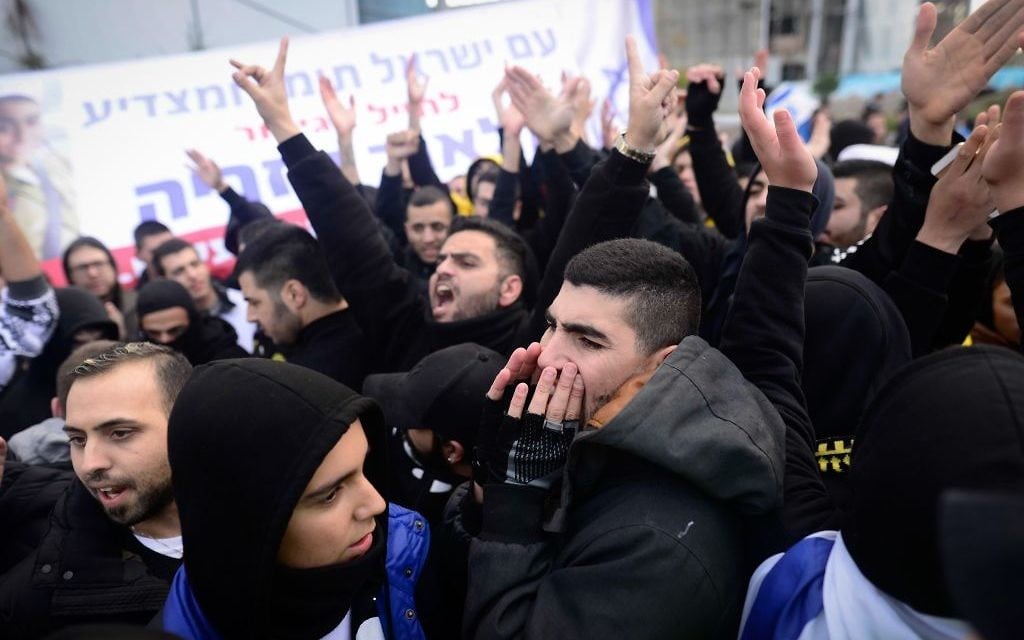 Les partisans d'Elor Azaria, le soldat israélien jugé coupable d'homicide pour avoir abattu un terroriste palestinien neutralisé à Hébron, devant la cour militaire de Tel Aviv pendant le prononcé du verdict, le 4 janvier 2017. (Crédit : Tomer Neuberg/Flash90)
