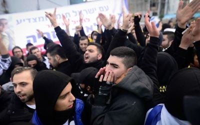 Les partisans d'Elor Azaria, le soldat israélien jugé coupable d'homicide pour avoir abattu un terroriste palestinien neutralisé à Hébron, devant la cour militaire de Tel Aviv pendant le prononcé du verdict, le 4 janvier 2017. (Crédit : Tomer Neuberg/Flash90)
