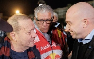 Ziv Shilon, à droite, soldat grièvement blessé à la frontière de la bande de Gaza en 2012, pendant la manifestation contre la haine et la violence sur la place Rabin de Tel Aviv, le 7 janvier 2015. (Crédit : Tomer Neuberg/Flash90) Ziv Shilon, à droite, soldat grièvement blessé à la frontière de la bande de Gaza en 2012, pendant la manifestation contre la haine et la violence sur la place Rabin de Tel Aviv, le 7 janvier 2015. (Crédit : Tomer Neuberg/Flash90)