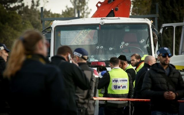 La scène de l'attentat au camion bélier qui a tué quatre soldats dans le quartier d'Armon Hanetziv de Jérusalem le 8 janvier 2017. (Crédit : Sebi Berens/Flash90)