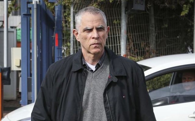 Arnon "Noni" Moses, éditeur et propriétaire du quotidien Yedioth Ahronoth, avant d'être interrogé par l'unité Lahav 433 à Lod, le 15 janvier 2017. (Crédit : Koko/Flash90)