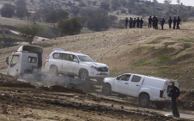 Le véhicule qui a tué un policier israélien dans le village bédouin d'Umm al-Hiran dans le désert du Negev, dans le sud d'Israël, le 18 janvier 2017. (Crédit : Hadas Parush/Flash90) Le véhicule qui a tué un policier israélien dans le village bédouin d'Umm al-Hiran dans le désert du Negev, dans le sud d'Israël, le 18 janvier 2017. (Crédit : Hadas Parush/Flash90)