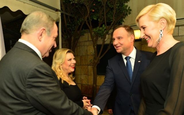Le Premier ministre Benjamin Netanyahu (à gauche) et son épouse, Sara, accueillent le président polonais Andrzej Duda et sa femme, Agata Kornhauser, à la résidence du président à Jérusalem, le 18 janvier 2017. (Crédit : Kobi Gideon/GPO)