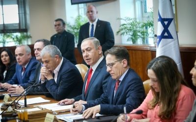 Le Premier ministre Benjamin Netanyahu, au centre, pendant la réunion hebdomadaire du cabinet dans ses bureaux, à Jérusalem, le 22 janvier 2017. (Crédit : Alex Kolomoisky/Pool)