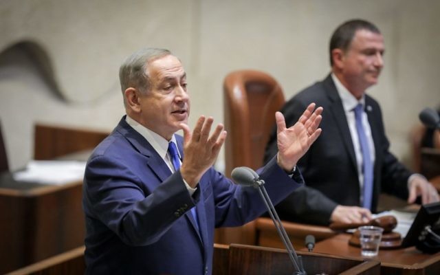 Le Premier ministre Benjamin Netanyahu répondant aux questions des députés lors d'une séance plénière à la Knesset, le 25 janvier 2017. (Crédit : Yonatan Sindel/Flash90)