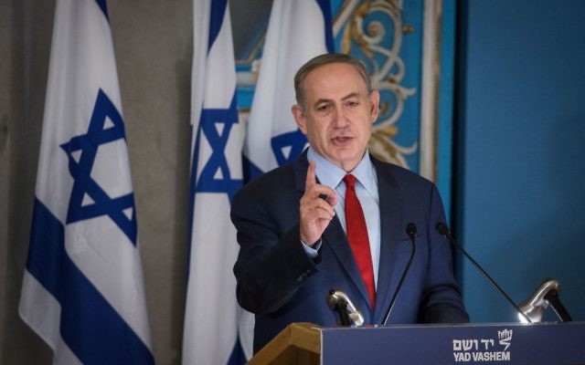 Le Premier ministre Benjamin Netanyahu au musée Yad Vashem à Jérusalem le 26 janvier 2017, la veille de la Journée internationale de Commémoration de l'Holocauste (Crédit : Hadas Parush / Flash90)