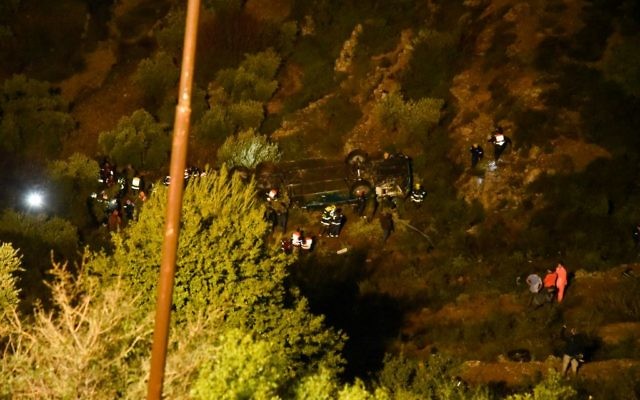 L'armée et les secours israéliens sur les lieux d'un accident de bus mortel près de Maale Levonah, en Cisjordanie, le 27 janvier 2017. (Crédit : Moshe Mizrachi/Flash90) L'armée et les secours israéliens sur les lieux d'un accident de bus mortel près de Maale Levonah, en Cisjordanie, le 27 janvier 2017. (Crédit : Moshe Mizrachi/Flash90)