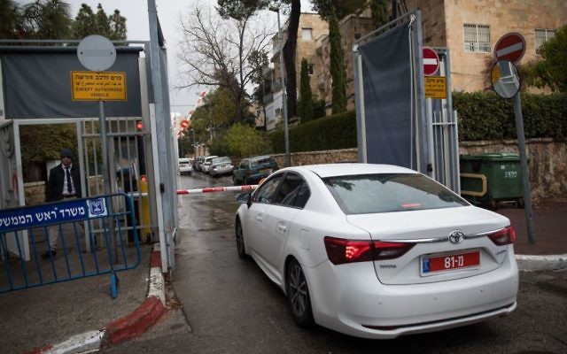 La police devant les bureaux du Premier ministre à Jérusalem, pour interroger Benjamin Netanyahu pour la troisième fois dans le cadre de deux enquêtes pour corruption dont il fait l'objet, le 27 janvier 2017. (Crédit : Yonatan Sindel/Flash90) La police devant les bureaux du Premier ministre à Jérusalem, pour interroger Benjamin Netanyahu pour la troisième fois dans le cadre de deux enquêtes pour corruption dont il fait l'objet, le 27 janvier 2017. (Crédit : Yonatan Sindel/Flash90)