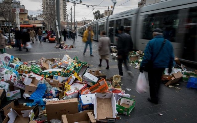 Les ordures jonchent le sol à Jérusalem en raison de la grève de la municipalité, au marché Mahane Yehuda, le 29 janvier 2017. (Crédit : Yonatan Sindel/Flash90)