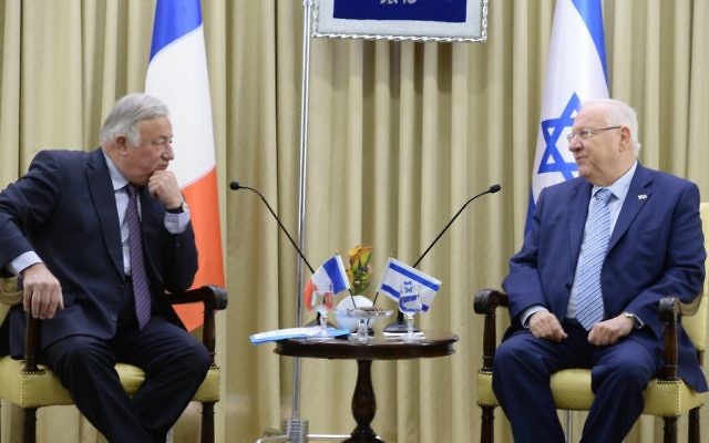 Le président Reuven Rivlin, à droite, et le président du Sénat français, Gérard Larcher, à la résidence présidentielle de Jérusalem, le 3 janvier 2017. (Crédit : Mark Neiman/GPO)