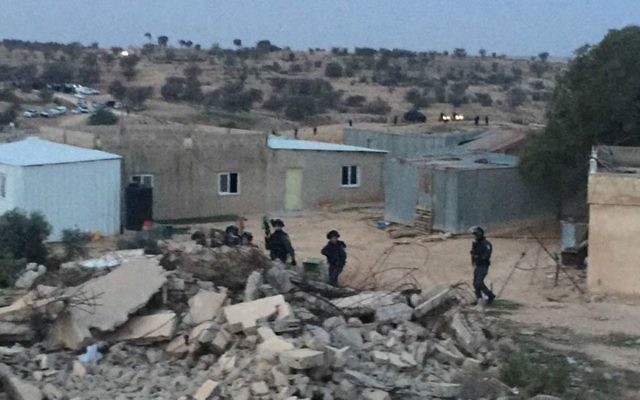 Les forces de police déployées dans le village bédouin non reconnu d'Umm al-Hiran, le 18 janvier 2017. (Crédit : porte-parole de la Liste arabe unie) Les forces de police déployées dans le village bédouin non reconnu d'Umm al-Hiran, le 18 janvier 2017. (Crédit : porte-parole de la Liste arabe unie)