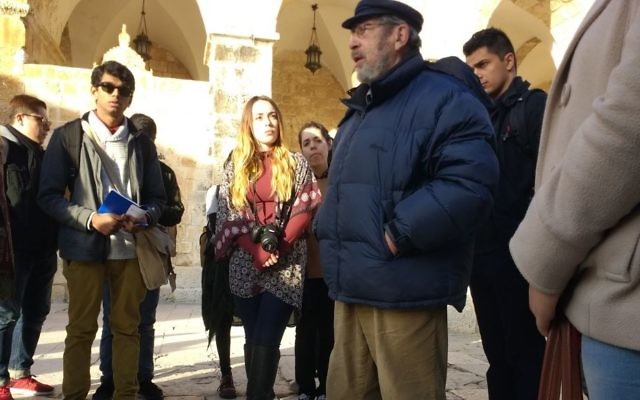L'archéologue Gabriel Barkay entouré d'étudiants américains de UCLA, sur le mont du Temple, le 1er janvier 2017. (Crédit : Ilan Ben Zion/Times of Israël)
