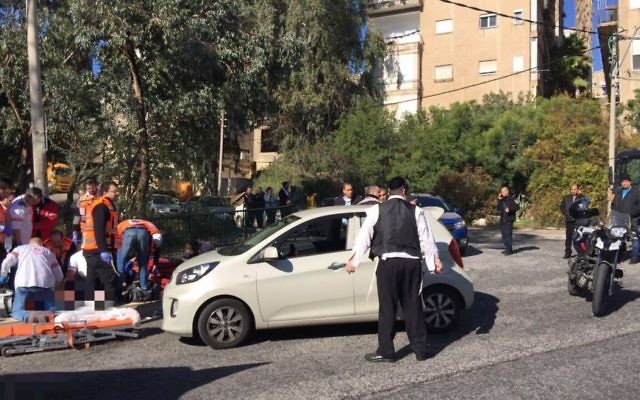 La scène de l'une des attaques à main armée ayant eu lieu à Haïfa, le 3 janvier 2017. (Crédit : Magen David Adom) La scène de l'une des attaques à main armée ayant eu lieu à Haïfa, le 3 janvier 2017. (Crédit : Magen David Adom)