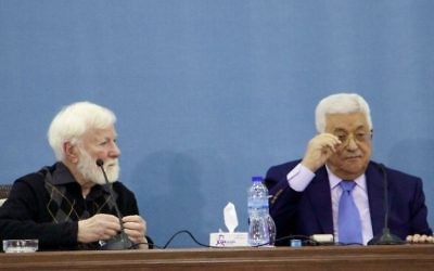 Le président de l'Autorité Palestinienne Mahmoud Abbas (à droite) et le militant israélien pour la paix  Uri Avnery au siège de l'AP à Ramallah le 5 janvier 2017. (Crédit : Dov Lieber/Times of Israel)