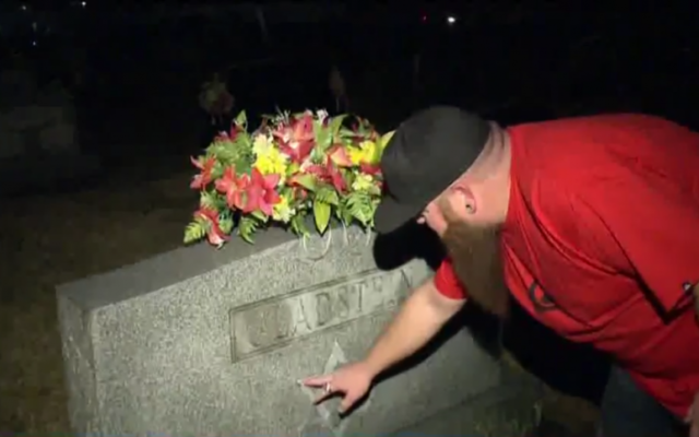 La pierre tombale d'un couple juif qui a été vandalisée par un graffiti antisémite à Scottsburg, Indiana, le 2 janvier 2017. (Crédit : capture d'écran WHAS11)