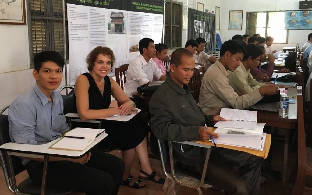 Kelly Watson de l'Institut des éducateurs pour les Droits de l'homme assiste à un cours sur l'histoire cambodgienne, où elle enseigne sur la Shoah, en octobre 2016.. (Crédit : Ouch Makara/Documentation Center of Cambodia Archives) Kelly Watson de l'Institut des éducateurs pour les Droits de l'homme assiste à un cours sur l'histoire cambodgienne, où elle enseigne sur la Shoah, en octobre 2016.. (Crédit : Ouch Makara/Documentation Center of Cambodia Archives)