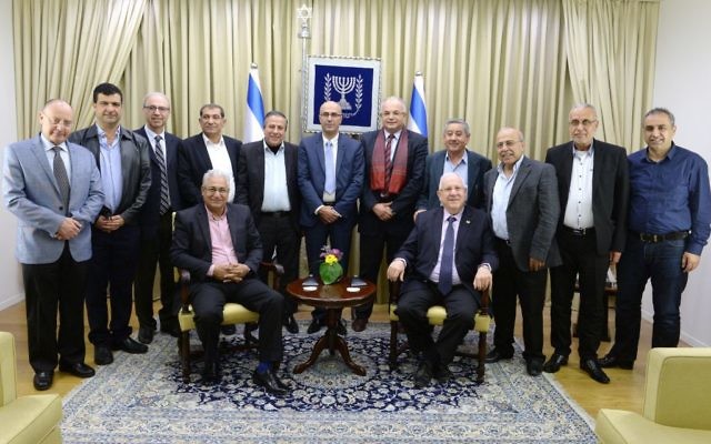 Le président Reuven Rivlin entouré des maires et chefs de conseils régionaux arabes (Credit: Mark Neiman / GPO)
