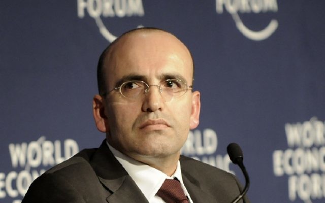 Le vice-Premier ministre turc Mehmet Şimşek lors du Forum économique mondial sur l'Europe et l'Asie centrale à Istanbul, en Turquie, le 31 octobre 2008 (Crédit : Copyright World Economic Forum / Serkan Edeleklioglu) Le vice-Premier ministre turc Mehmet Şimşek lors du Forum économique mondial sur l'Europe et l'Asie centrale à Istanbul, en Turquie, le 31 octobre 2008 (Crédit : Copyright World Economic Forum / Serkan Edeleklioglu)