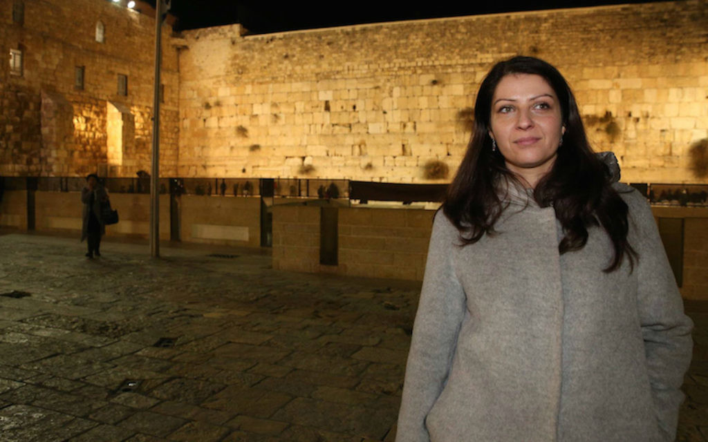 Muna Duzdar, dont le poste en Autriche est l'équivalent de vice-ministre aux Affaires étrangères, en visite au Mur occidental de Jérusalem, le 6 janvier 2017 (Crédit : Uri Ishay/JTA) Muna Duzdar, dont le poste en Autriche est l'équivalent de vice-ministre aux Affaires étrangères, en visite au Mur occidental de Jérusalem, le 6 janvier 2017 (Crédit : Uri Ishay/JTA)