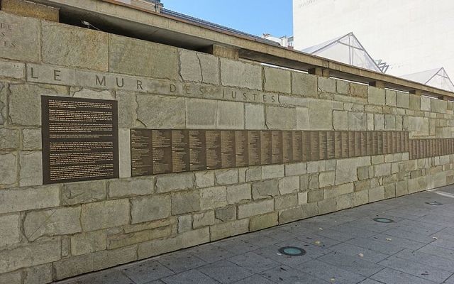 Mur des Justes au Mémorial de la Shoah à Paris. Illustration. (Crédit : Guilhem Vellut/CC-BY SA 2.0) Mur des Justes au Mémorial de la Shoah à Paris. Illustration. (Crédit : Guilhem Vellut/CC-BY SA 2.0)