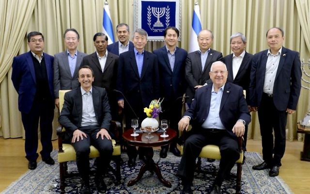 Le président Reuven Rivlin entouré des ambassadeurs et chargés d'affaires d'Asie-Pacifique (Crédit: Mark Neiman / GPO) Le président Reuven Rivlin entouré des ambassadeurs et chargés d'affaires d'Asie-Pacifique (Crédit: Mark Neiman / GPO)