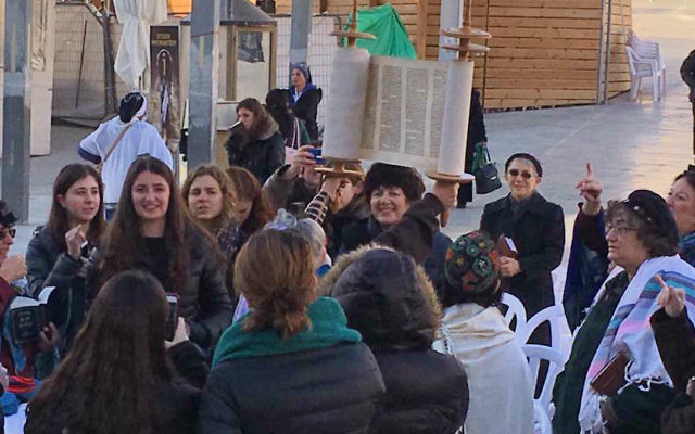 Les Femmes du mur originales lisent la Torah au mur Occidental, le 23 janvier 2017. (Crédit : Alden Solovy) Les Femmes du mur originales lisent la Torah au mur Occidental, le 23 janvier 2017. (Crédit : Alden Solovy)