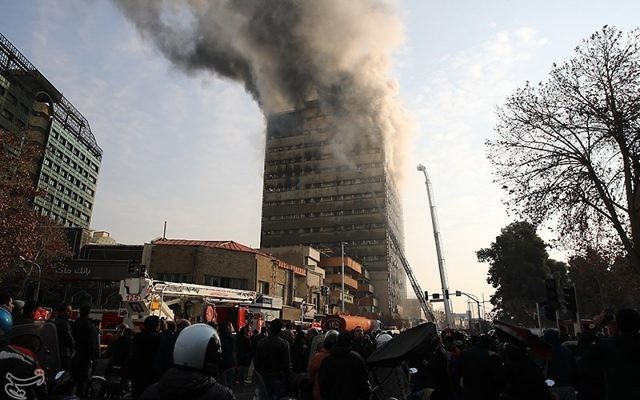 Le Plasco Building en feu à Téhéran (Crédit : Mohammad Hassanzadeh - Tasnim News Ageny/CC BY 4.0) Le Plasco Building en feu à Téhéran (Crédit : Mohammad Hassanzadeh - Tasnim News Ageny/CC BY 4.0)