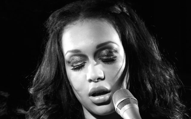 Rebecca Ferguson chante à Milan en Italie, le 1er janvier 2010. (Crédit : CC-BY, Andrea Tarella - Flickr, via wikipedia) Rebecca Ferguson chante à Milan en Italie, le 1er janvier 2010. (Crédit : CC-BY, Andrea Tarella - Flickr, via wikipedia)