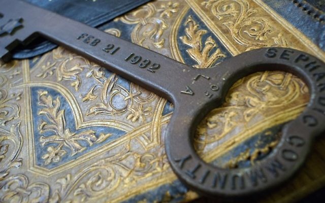 Une clé symbolique de la consécration du Temple Sépharade Tifereth Israel de Los Angeles fait partie d'une collection d'archives acquise par l'UCLA. (Autorisation : UCLA)