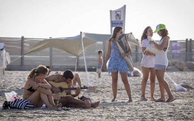 Des Israéliens profitent du temps doux sur la page de Tel Aviv le 3 octobre 2016 (Crédit : Nati Shohat/FLASH90) Des Israéliens profitent du temps doux sur la page de Tel Aviv le 3 octobre 2016 (Crédit : Nati Shohat/FLASH90)