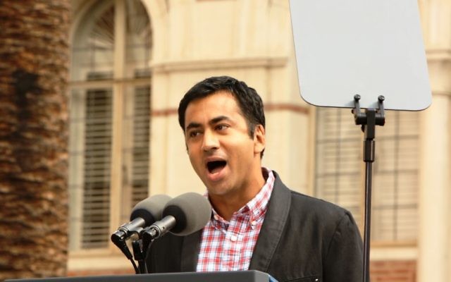 L'acteur américain Kal Penn prenant la parole sur un campus de l'Université de Californie du sud à Los Angeles, Californie, en octobre 2010 (Crédit : CC BY-SA, Wikimedia Commons) L'acteur américain Kal Penn prenant la parole sur un campus de l'Université de Californie du sud à Los Angeles, Californie, en octobre 2010 (Crédit : CC BY-SA, Wikimedia Commons)