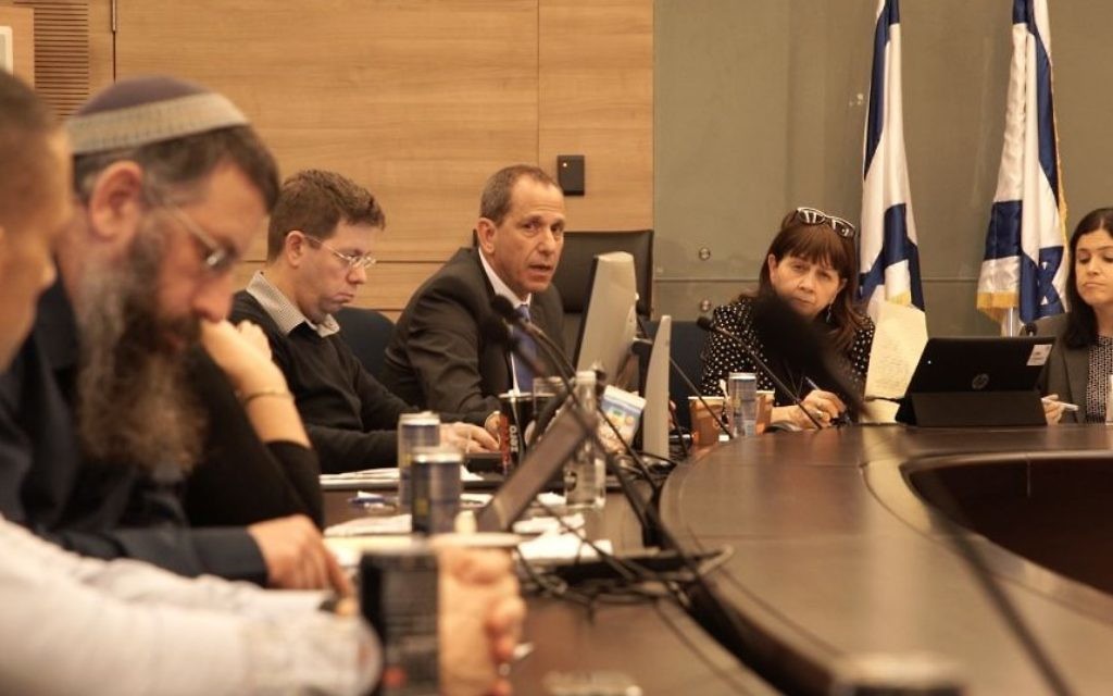 La députée Karin Elharar, présidente de la commission de Contrôle de l'Etat de la Knesset, à droite, le président de l'Autorité des titres israélienne, Shmuel Hauser, troisième à droite, et d'autres participants à une session sur la répression de la fraude des options binaires, le 2 janvier 2017. (Crédit : Luke Tress/Times of Israël)