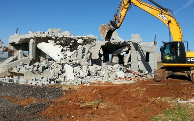 Démolition de maisons en construction dans la ville arabe de Qalansawe, le 10 janvier 2017. (Crédit: unité nationale du ministère des Finances pour l'application des lois de la planification et de la construction)