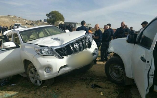 Le véhicule qui a renversé des policiers et tué l'un d'eux dans le village bédouin non reconnu d'Umm al-Hiran, dans le désert du Néguev, le 18 janvier 2017. (Crédit : police israélienne)