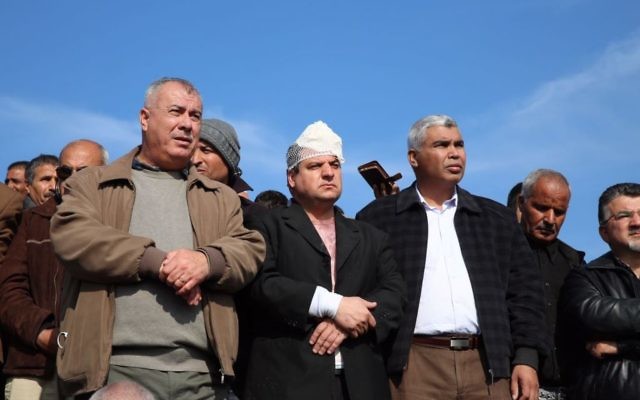 Le député Ayman Odeh, au centre, de la Liste arabe uni, entouré d'autres dirigeants de la communauté arabe israélienne sur les lieux d'une émeute, dans le village bédouin d'Umm al-Hiran, où Odeh a été blessé, le 18 janvier 2017. (Crédit : Dov Lieber/Times of Israël)