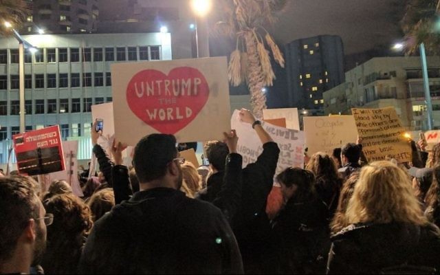 Manifestation anti-Trump devant l'ambassade américaine de Tel Aviv, le 21 janvier 2017. (Crédit : Melanie Lidman/Times of Israël)
