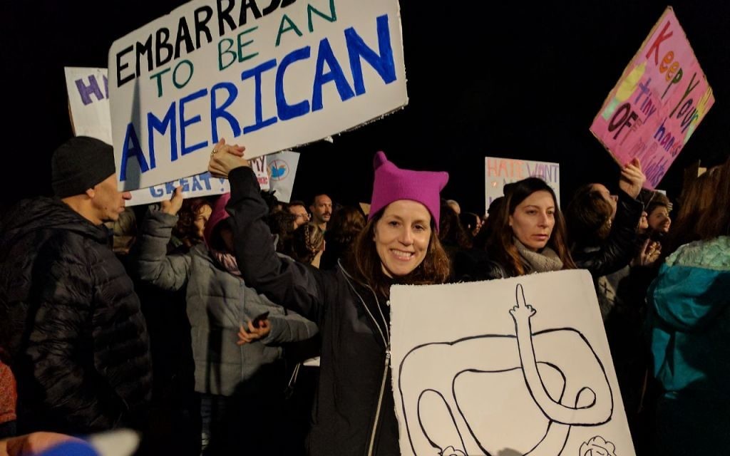 Manifestation anti-Trump devant l'ambassade américaine de Tel Aviv, le 21 janvier 2017. (Crédit : Melanie Lidman/Times of Israël)