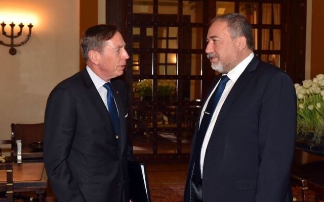 L'ancien directeur de la CIA  David Petraeus, à gauche, avec  le ministre de la Défense Avigdor Liberman, à Jérusalem, le 22 janvier 2017. (Crédit : Ariel Hermoni/ministère de la Défense)
